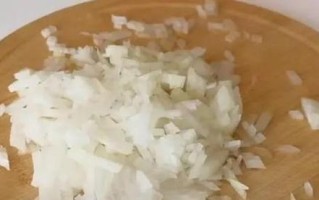 茄子该去皮吗？（了解茄子的营养和去皮方法，掌握科学烹饪技巧）