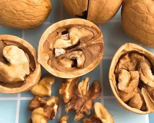 如何轻松剥壳保存完整的核桃肉（核桃剥壳技巧及存储方法）-第3张图片-绿意生活