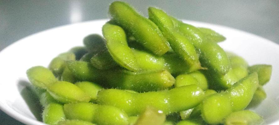 毛豆吃多了会上火吗？（了解毛豆的营养价值和适量食用，科学搭配菜品降低上火风险）-第1张图片-绿意生活