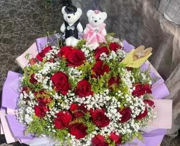 33朵红玫瑰花的花语大全（探寻一份真挚的爱情，33朵红玫瑰花告诉你什么？）-第1张图片-绿意生活