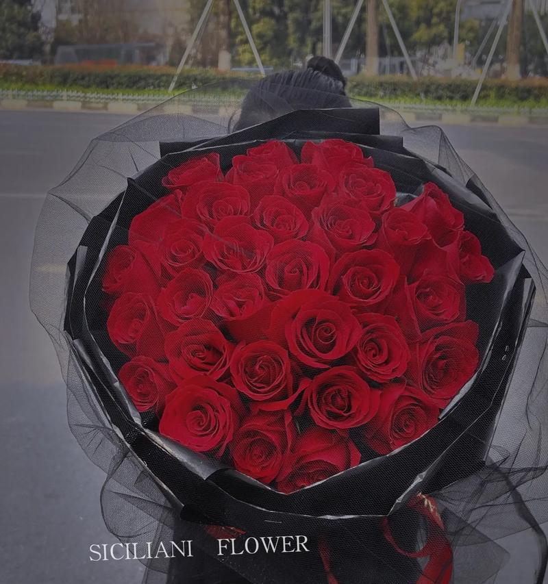 33朵红玫瑰花的花语大全（探寻一份真挚的爱情，33朵红玫瑰花告诉你什么？）-第2张图片-绿意生活