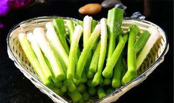 蒜苗可以生吃吗？——揭秘蒜苗的营养和食用方法（你所不知道的蒜苗）-第3张图片-绿意生活
