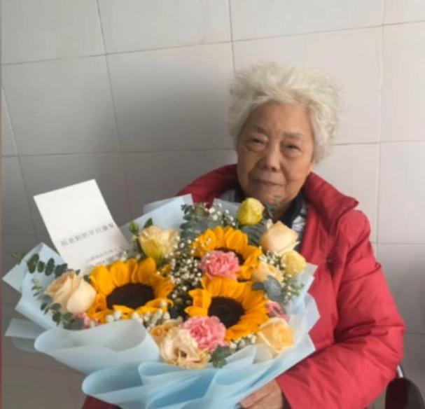 送什么花最合适给生病的老师？（学生该如何选择鲜花品种？）-第1张图片-绿意生活